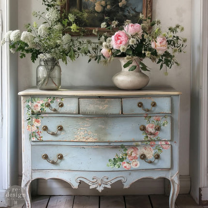 Kommode in hellblau mit einem floralen Redesign Transfer