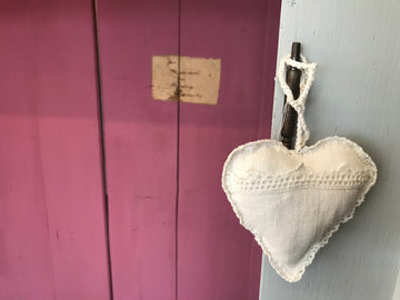 Farbbeispiel für Yellowchair Kreidefarbe Orient Pink gestrichenes Holz