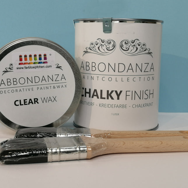 Abbondanza Vorteilspaket Kreidefarbe mit einem Liter Kreidefarbe , 2 Pinseln und einer Dose klarem Wachs zum Versiegeln.