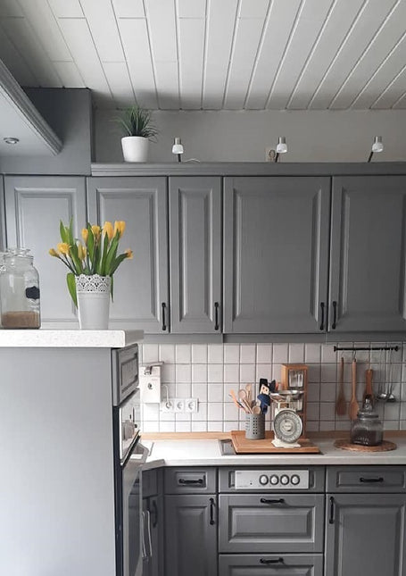Ein Bild einer grau gestrichenen Küche