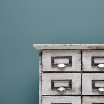 Beispielfoto für Yellowchair Kreidefarbe eine in der Farbe Blue Ocean gestrichene Wand