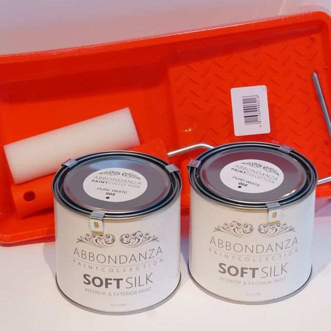Zwei halbe Liter Dosen Soft Silk, eine Lackierwalze mit Griff und Wanne als Starter Set für Abbondanza Soft Silk in allen Farben erhältlich.