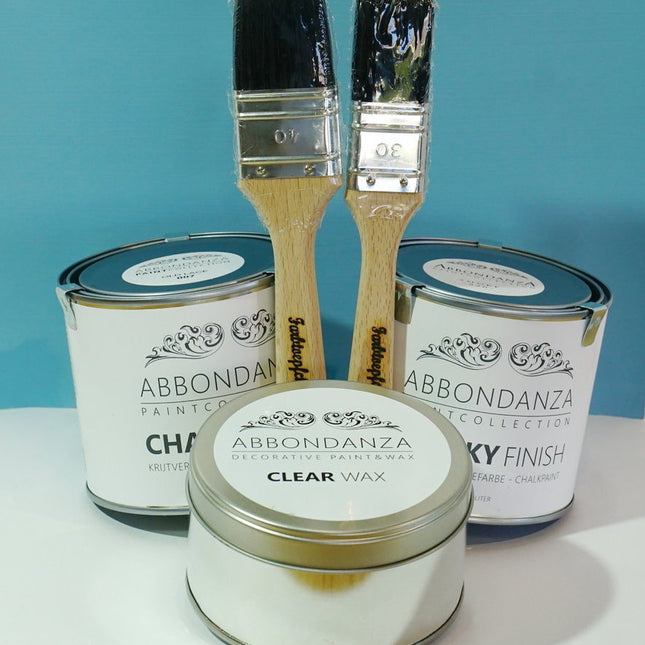 Vorteilspaket Abbondanza Kreidefarbe, 2 halbe Liter, 2 Pinsel und eine Dose Klar Wachs zum Versiegeln.