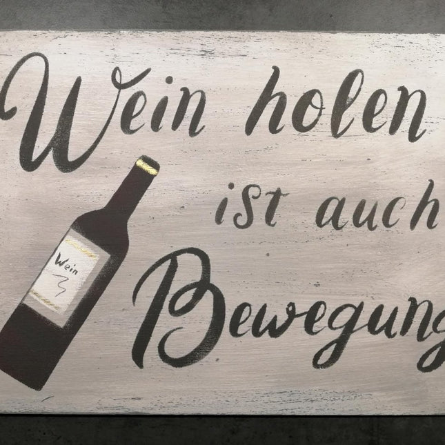 Ein Schild in Weiß mit schwarzer Schrift: Wein holen ist auch Bewegung.