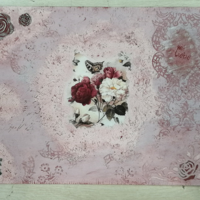 Collage mit Decoupagepapier, Moulds, Schablonierarbeiten in Rosa aus dem Technik Workshop.