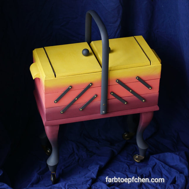 Nähkasten gestrichen mit Nr. 350 Y Sonnengelb, Nr. 192 Korallenrot und Nr. 245 Schwedenrot von Yellowchair und