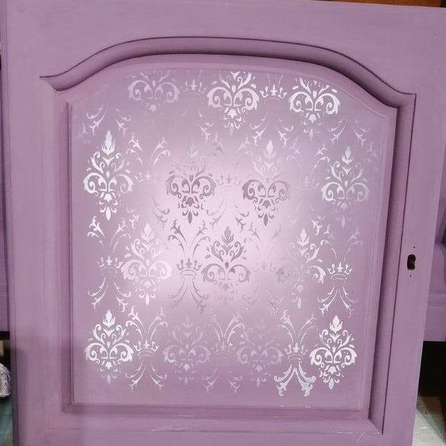 Farbbeispiel Tür gestrichen mit Aubergine 255 und Schablonenmuster in rosa