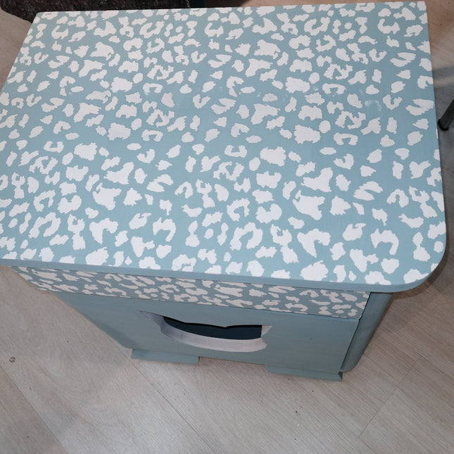 Oberfläche des Nachtkastens in Rauchblau mit weißem Tigermuster schabloniert