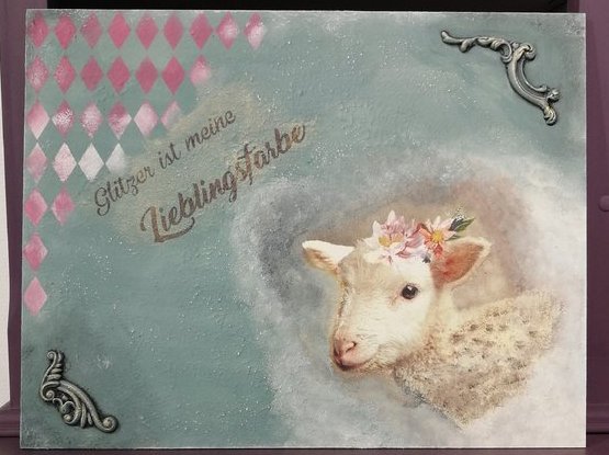 Eine Collage mit Schablonierarbeiten, einem Schäfchen und Moulds auf grünem Hintergrund.