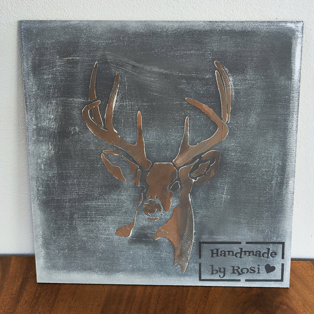 Ein Schild mit einem erhabenen Hirsch auf schwarzem Untergrund aus unserem Schilderworkshop.