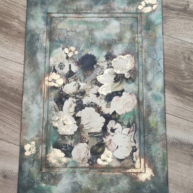 gestaltetes Brett mit Decoupagepapier Blumen und goldenen Applikationen