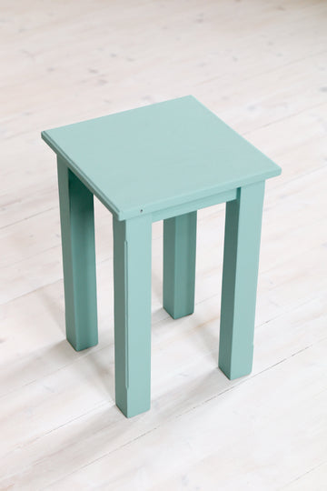 Farbbeispiel für Yellowchair Kreidefarbe Blue Ocean ein in dieser Farbe gestrichener Hocke