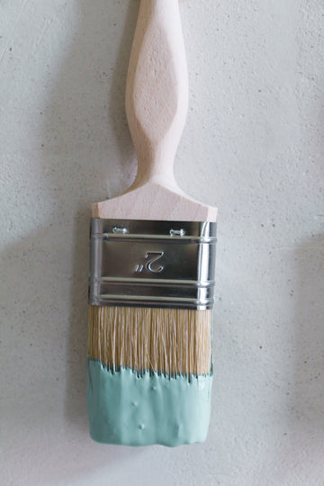 Farbbeispiel für Yellowchair Kreidefarbe Blue Ocean Pinsel halb in Farbe getaucht