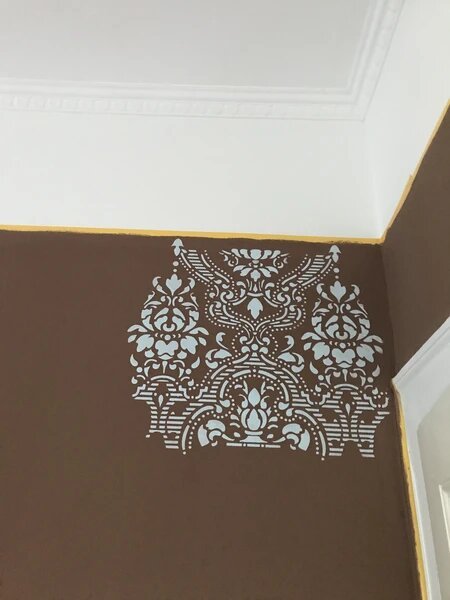 gestrichene Wand in Yellowchair Kreidefarbe Braun Nr. 272 mit hellblau Schabloniert