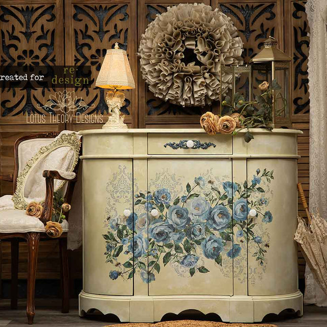 Azure Blossom Decor Transfer mit Blumen auf einem Möbelstück