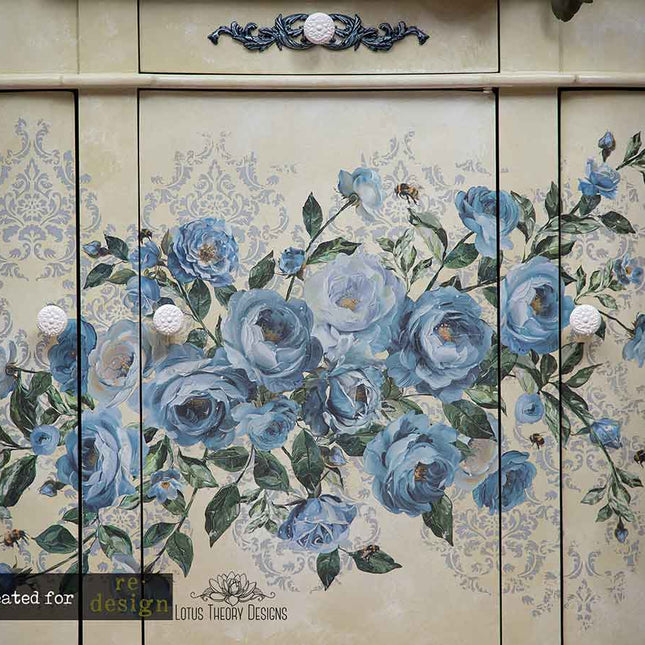 Azure Blossom Decor Transfer mit Blumen auf einem Möbelstück