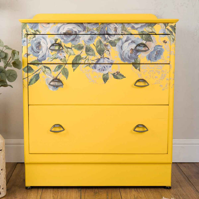 Azure Blossom Decor Transfer mit Blumen auf einem Möbelstück