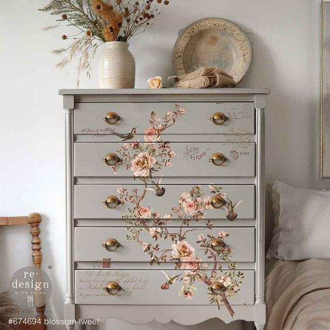 Decor Transfer mit Blumen und Vögeln auf einem Möbelstück