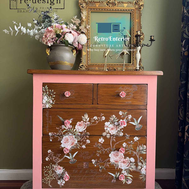 Decor Transfer mit Blumen und Vögeln auf einem Möbelstück