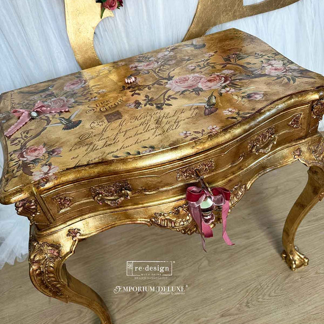 Decor Transfer mit Blumen und Vögeln auf einem Möbelstück