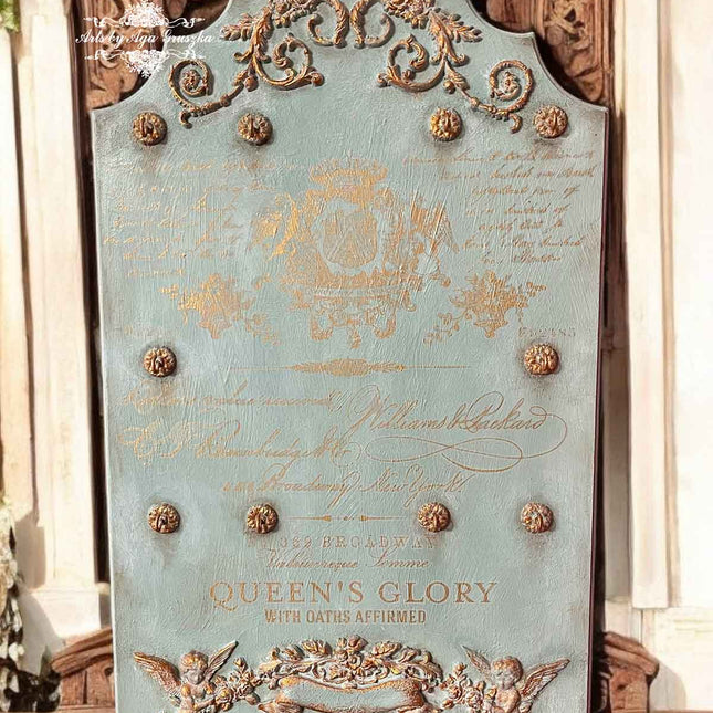 Goldene Schrift als Transfer auf einem Möbel