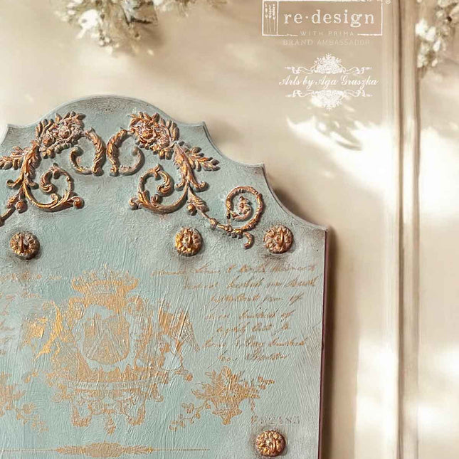 Goldene Schrift als Transfer auf einem Möbel