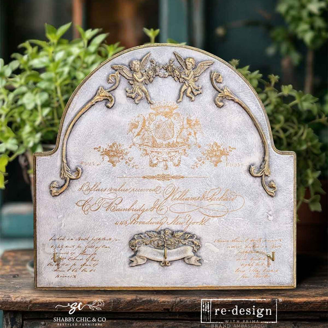 Goldene Schrift als Transfer auf einem Möbel