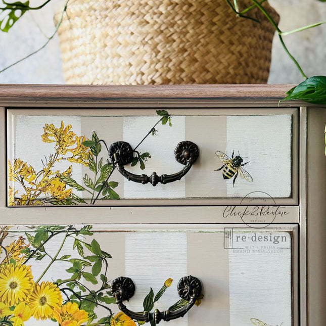 Redesign Transfer mit Blumen auf einem Möbel