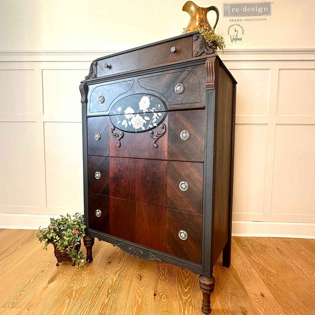 Redesing Transfer Rosen auf einem Möbel