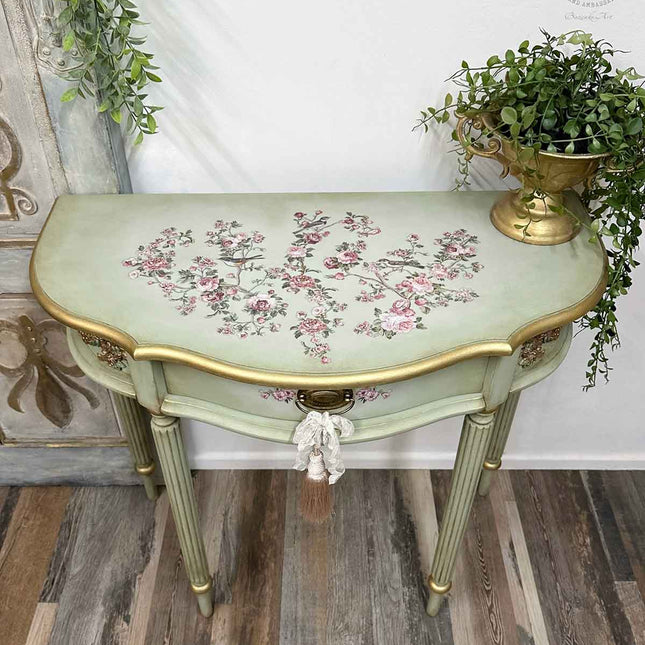 Decor Transfer Blumenmuster auf Tisch