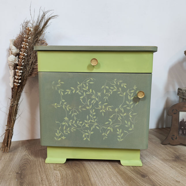 Schränkchen grün mit schablonierten Blättern