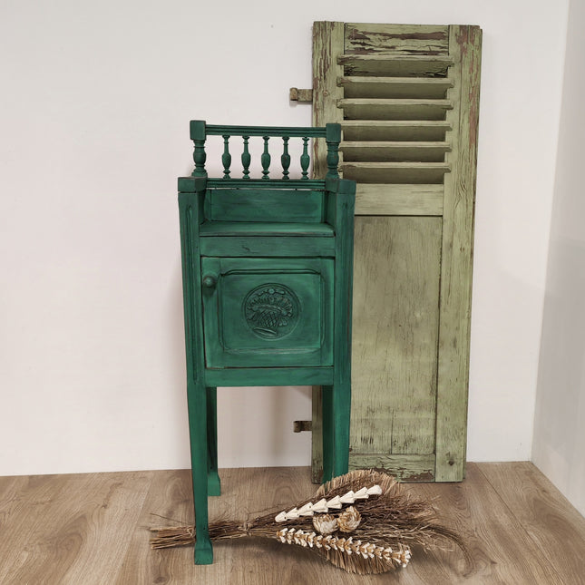 Telefonschränkchen in dunkelgrün mit schwarzem Wachs