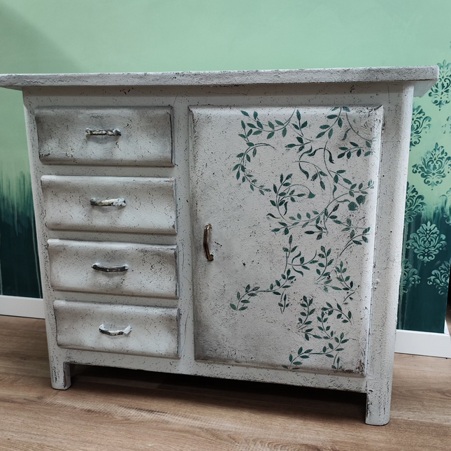 Graues Schränkchen mit Saltwash und schablonierten Blättern