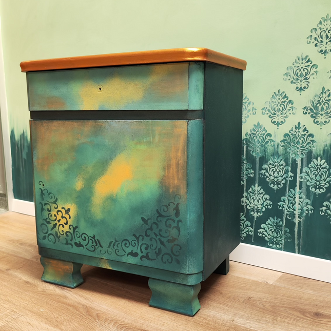 Schränkchen in grün und gold mit Schablone bearbeitet