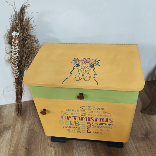 Schränkchen gelb mit schabloniertem Text