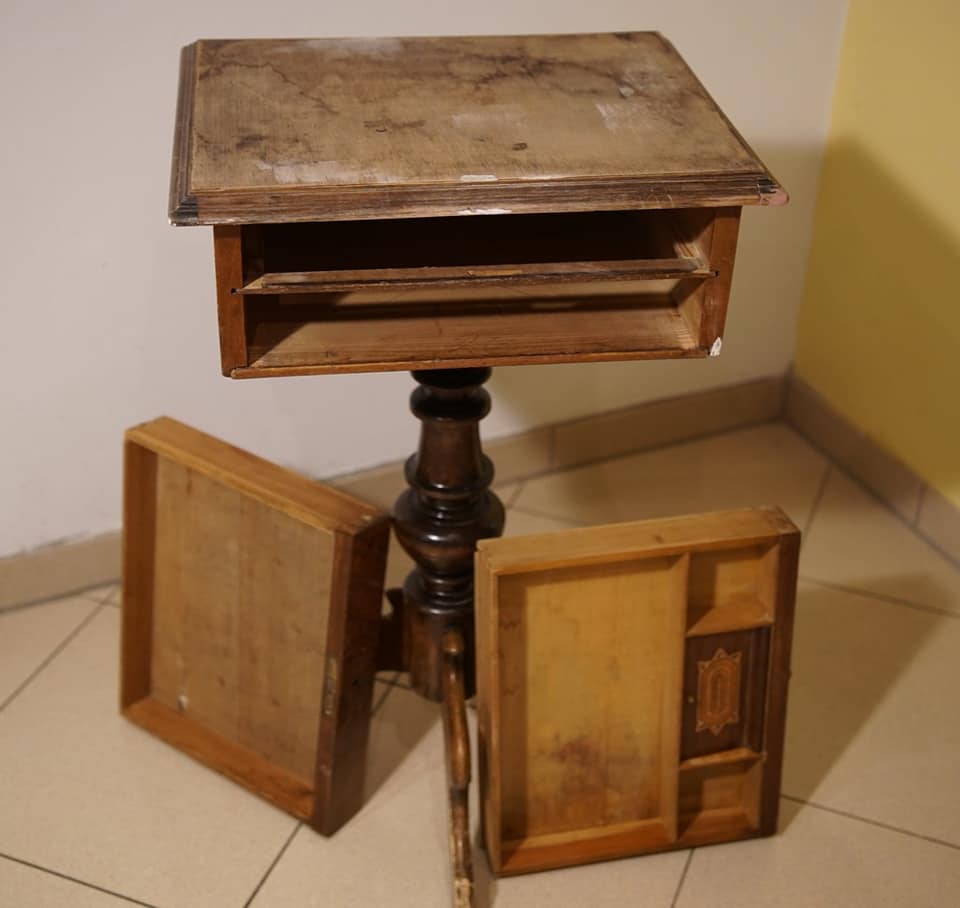 Ein altes Schränkchen vor dem Bearbeiten