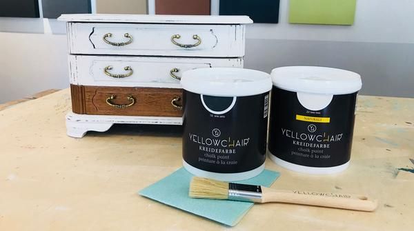 Eine Kommode mit 2 Farbtöpfen Yellowchair
