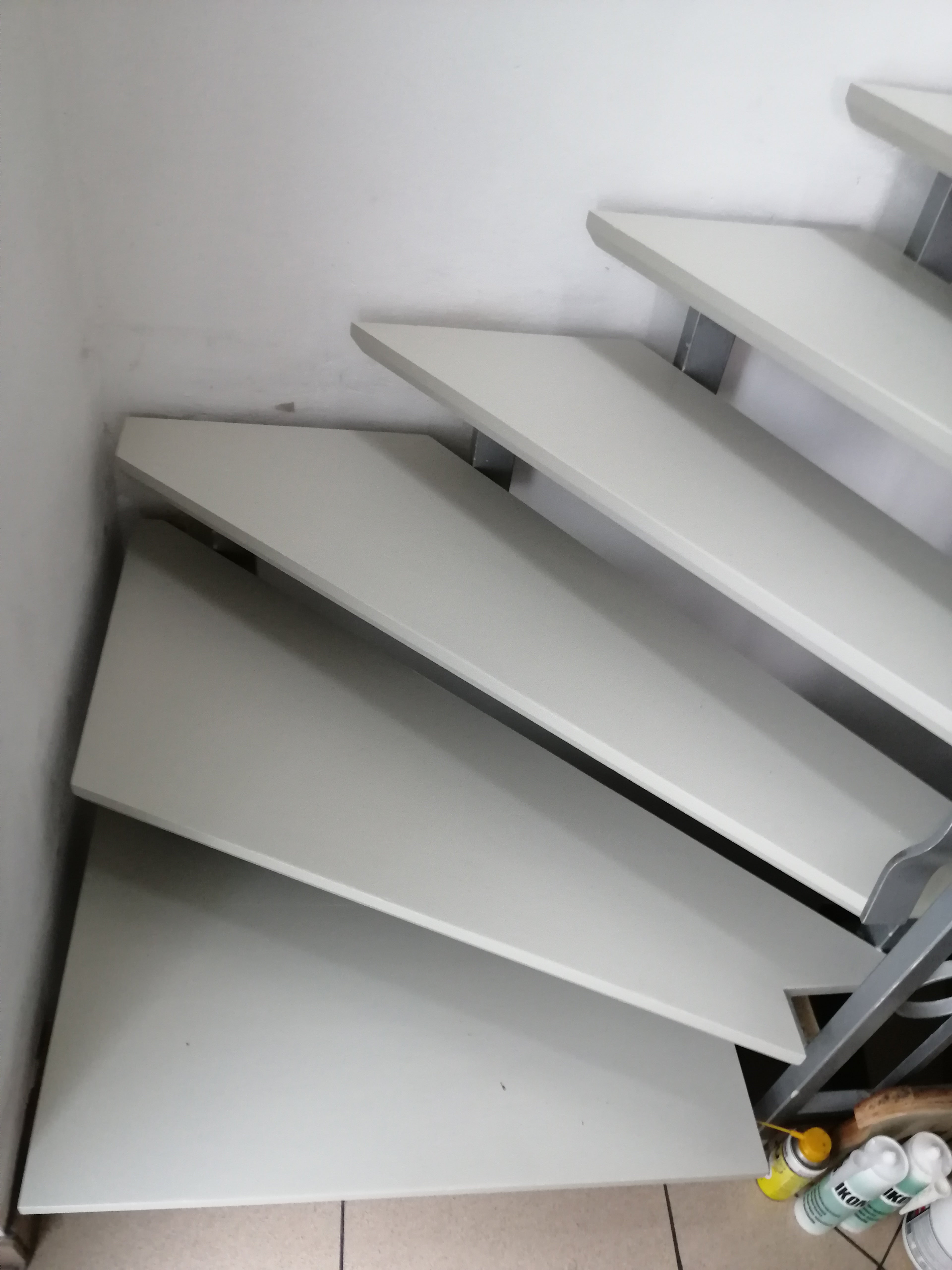 In hellem Beige gestrichene Treppe