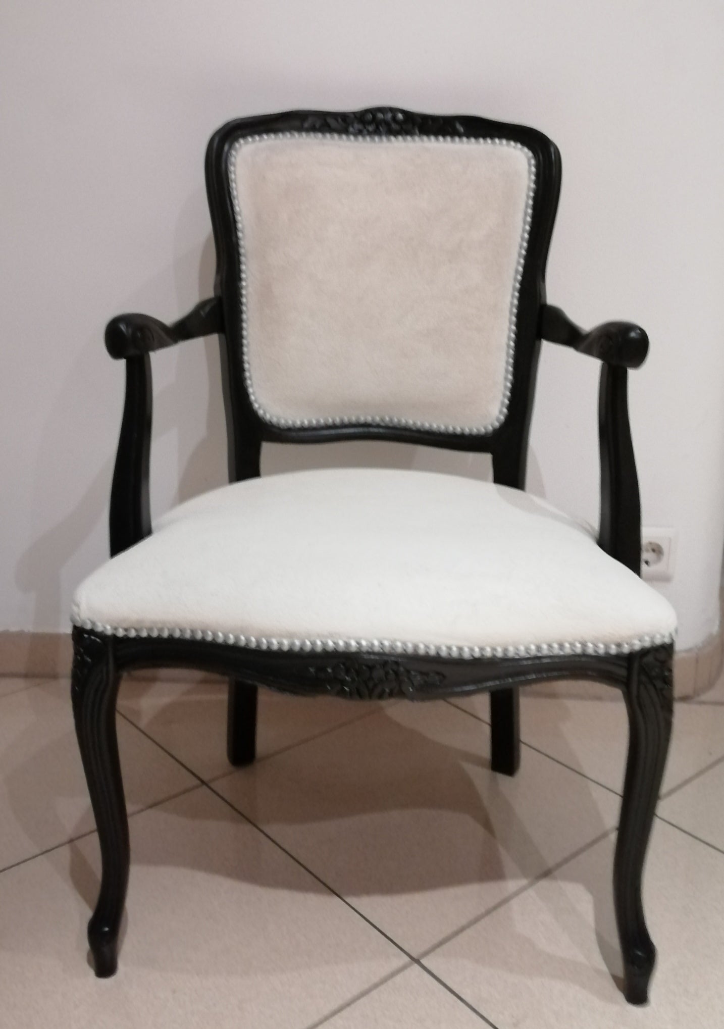 Das Bild zeigt einen Stuhl mit gestrichenem Stoff