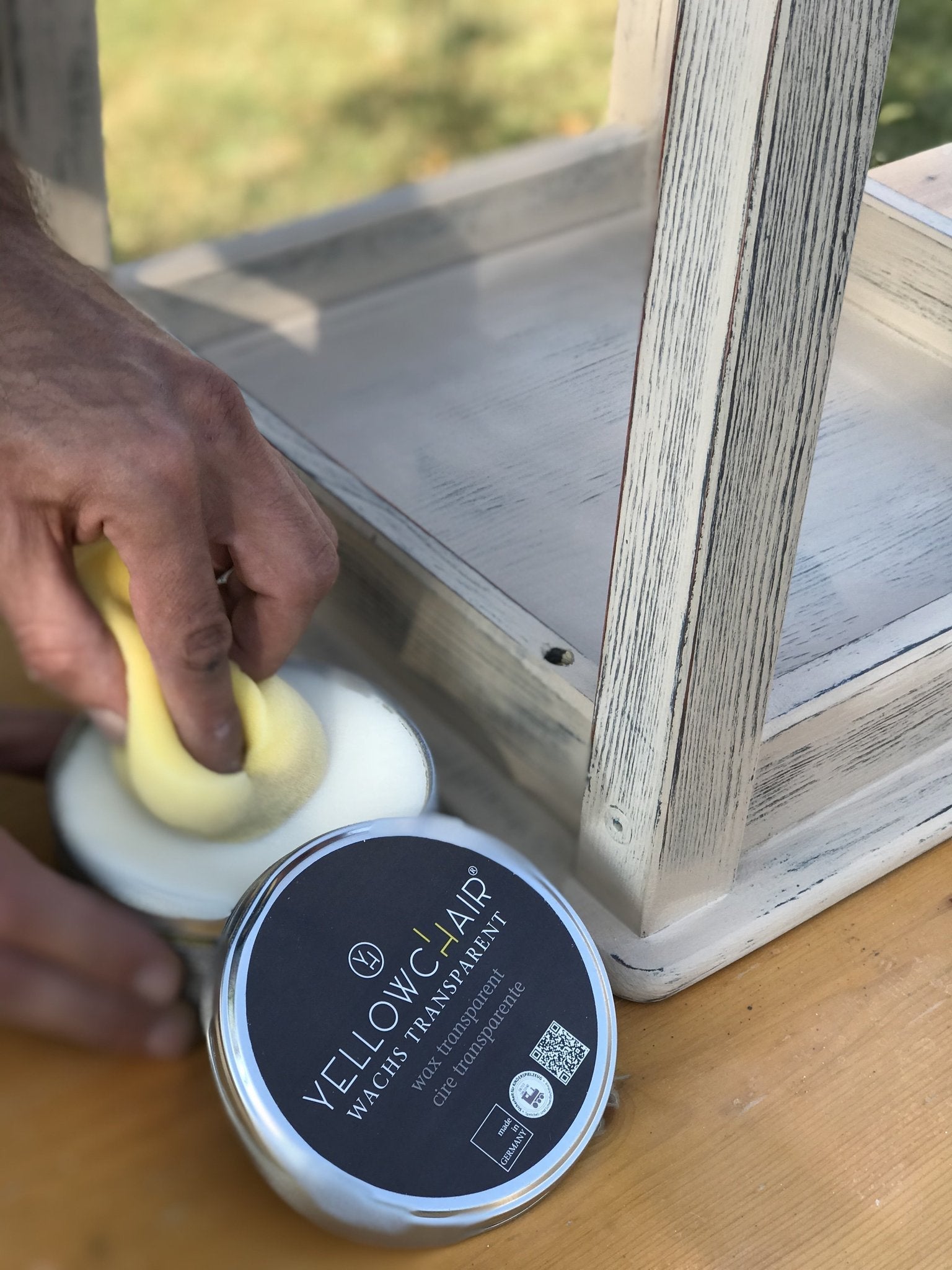 Bild von einem Möbel das mit Klarwachs behandelt wird