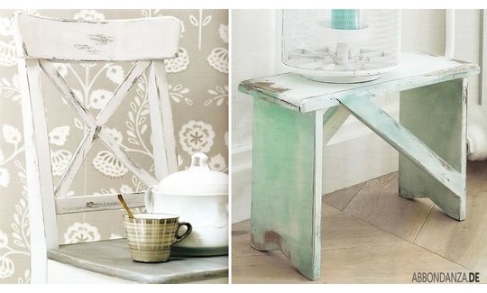 Ein Stuhl und eine kleine Bank im Shabby Look gestrichen