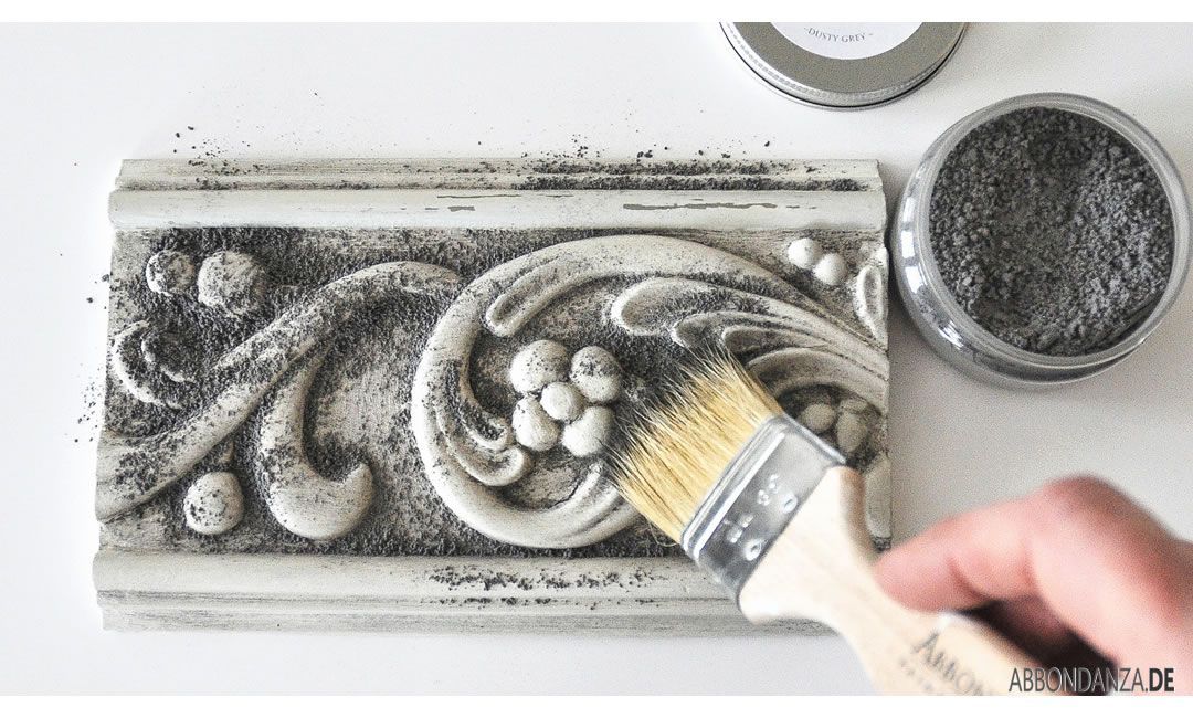 Eine Musterstück auf dem Patinieren gezeigt wird.