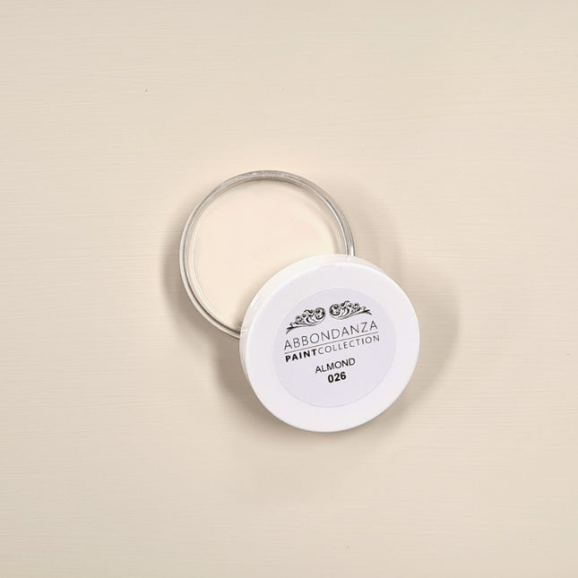 Farbmuster und Tester von der Farbe Abbondanza 026 Almond ein mittleres Beige mit leicht rosa Anteilen.