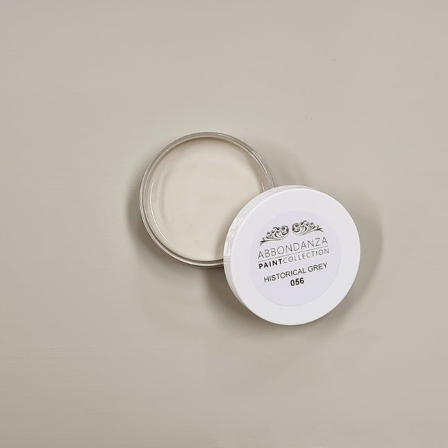 Farbmuster und Tester der Farbe Abbondanza 056 Historical Grey ein mittleres Grau mit leicht beigen Unterton.