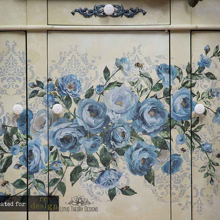 Azure Blossom Decor Transfer mit Blumen auf einem Möbelstück