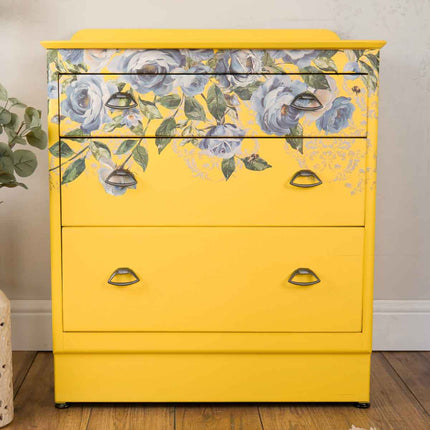 Azure Blossom Decor Transfer mit Blumen auf einem Möbelstück