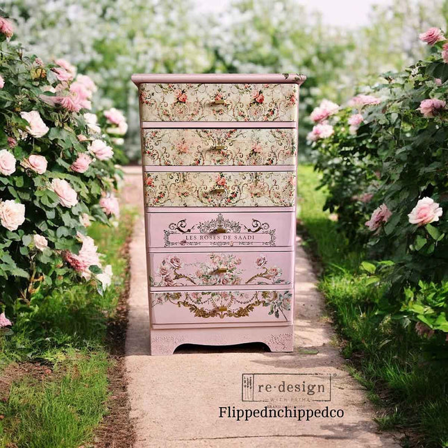 Decoupage Papier mit Blumen auf Kommode