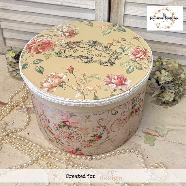 Decoupage Papier mit Blumen auf Schachtel