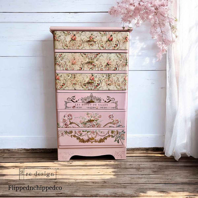 Decoupage Papier mit Blumen auf einer Kommode