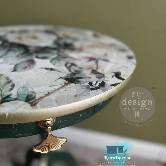 Desoupage Papier mit Blumen auf einem TIsch